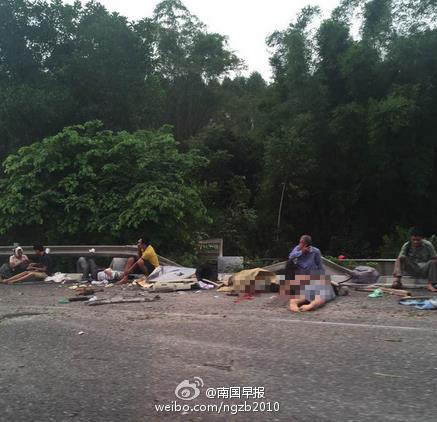 广昆高速一客车翻车已致10死