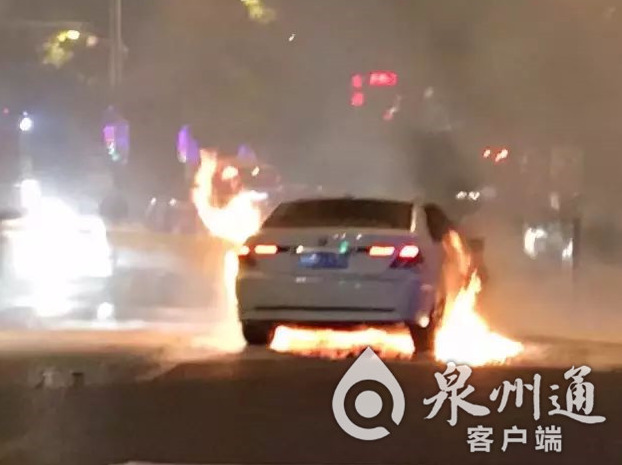 阴蒂被三个男人舔