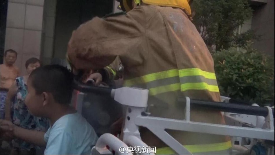 CF手游孙尚香坐钢筋免费观看