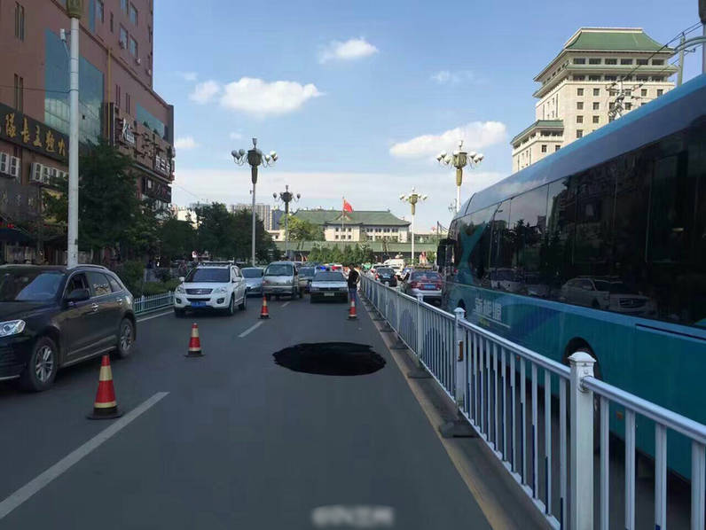 她在丈夫面前被耍
