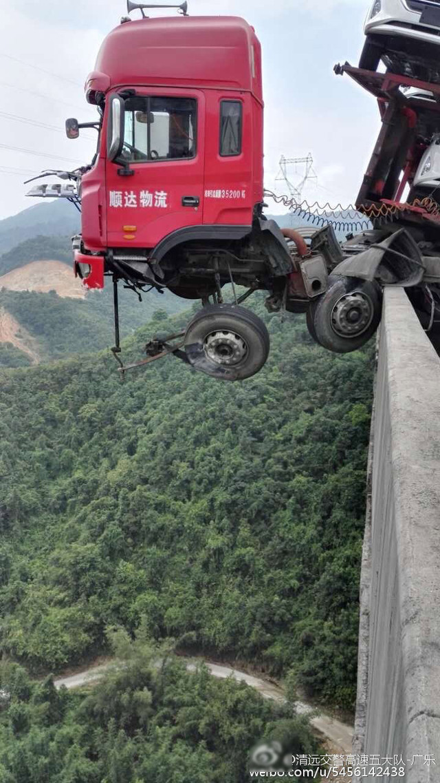 偷拍美女短裙露B