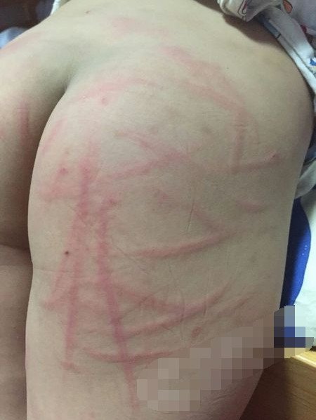 偷窥沟厕女厕白嫩大屁股