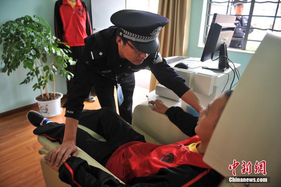 游泳教练在水里含我奶