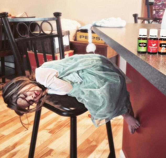 女人脱了内裤趴开腿让男躁