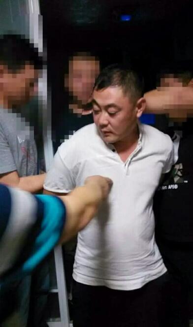 男生边摸 边亲cb