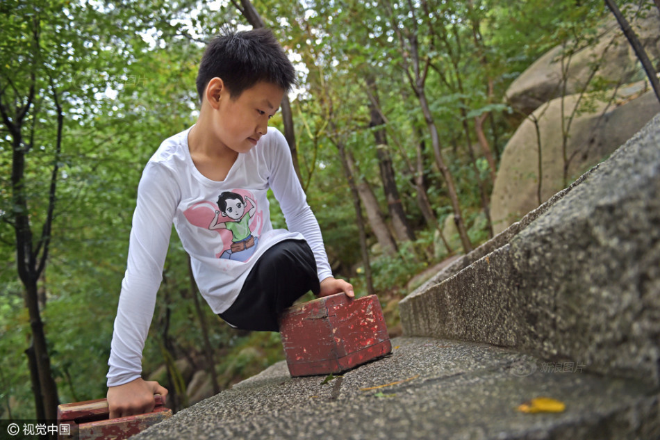 无腿少年与偶像双手登山 近6小时登900米
