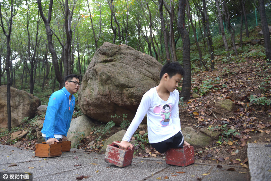 无腿少年与偶像双手登山 近6小时登900米
