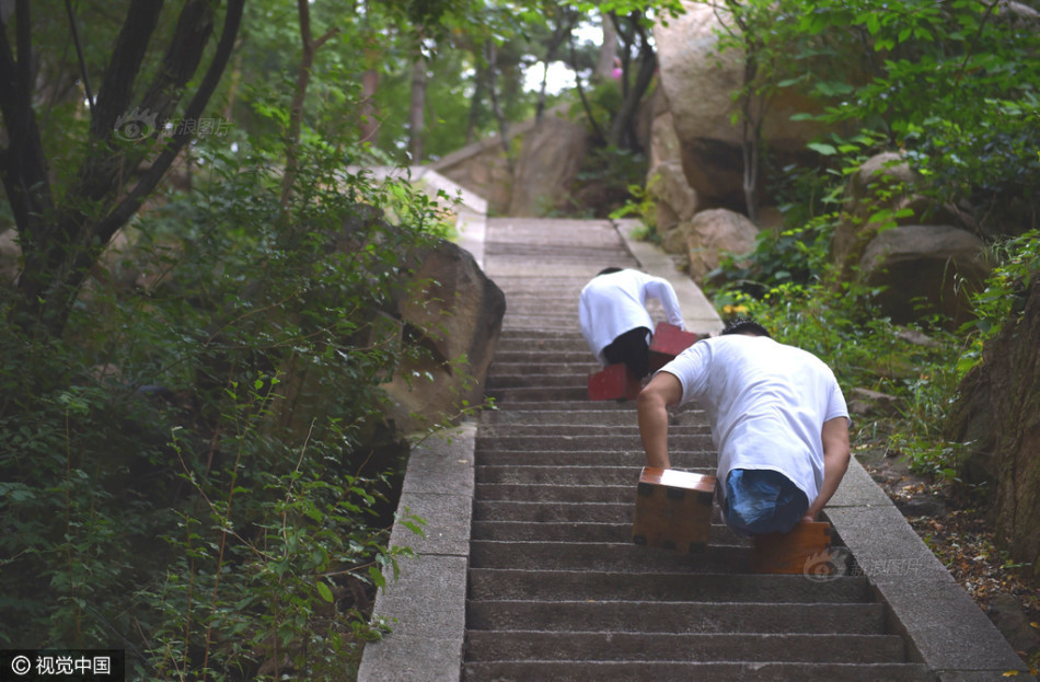 无腿少年与偶像双手登山 近6小时登900米