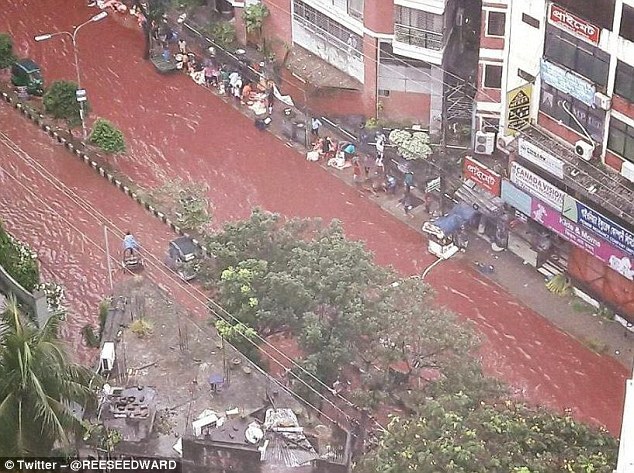 男人边吃奶边扒开大腿高潮