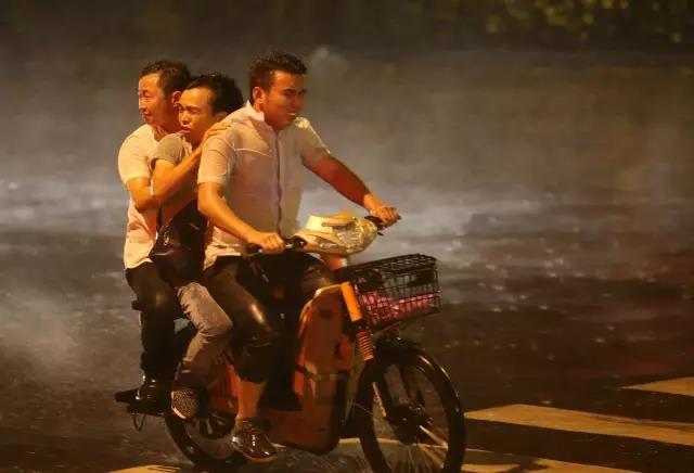 四个校花洗澡被17个农民工