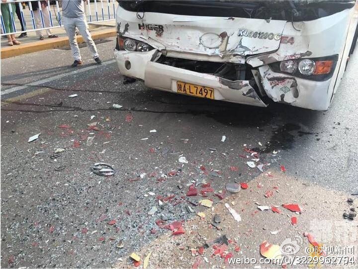 厨房脱岳裙子在后面扭
