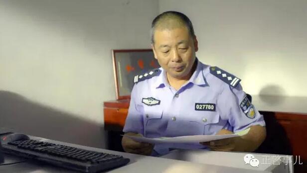 搓澡工喂客人吃J