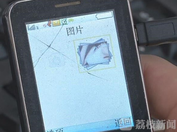 伸进女同桌乳沟里摸爽了电影