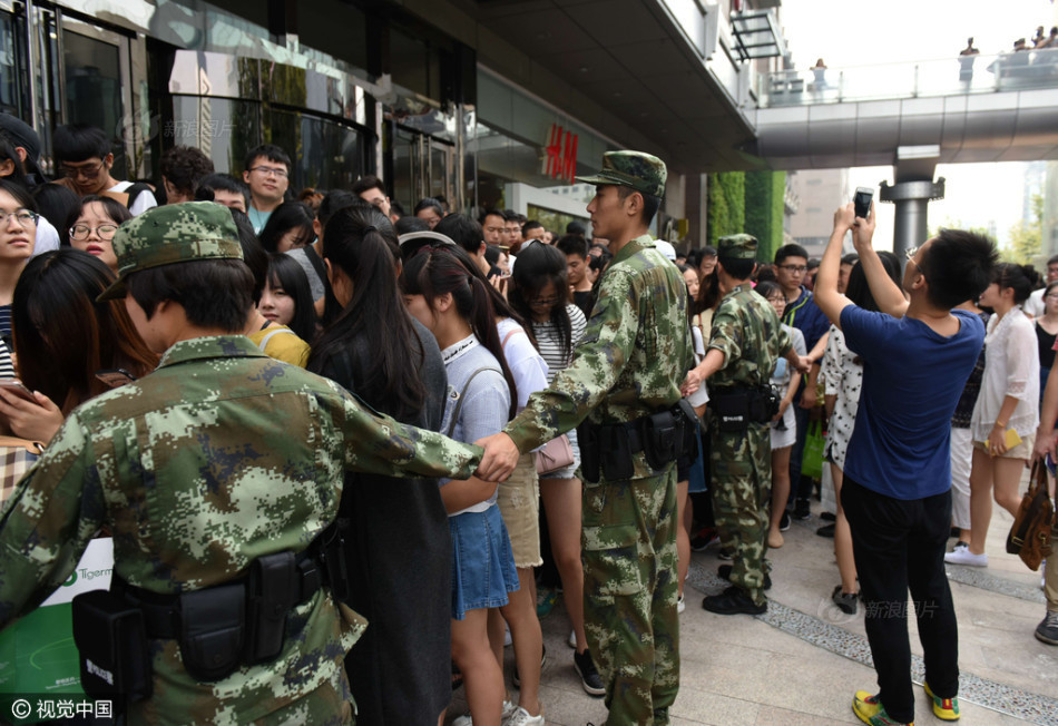 《老师脱了内裤摸爆乳动漫》