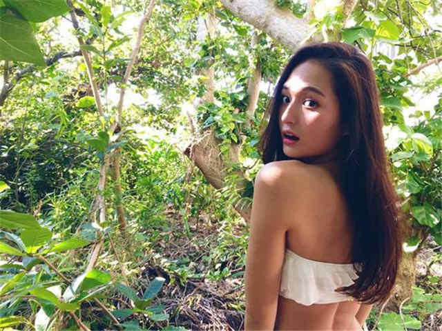 女人脱了内裤趴开腿让男躁