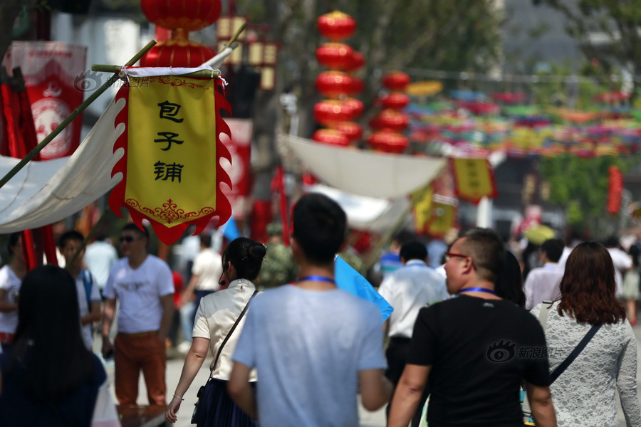白丝班长趴下让我C了一节课