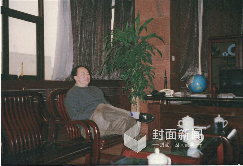 在公车上露着奶被男人玩