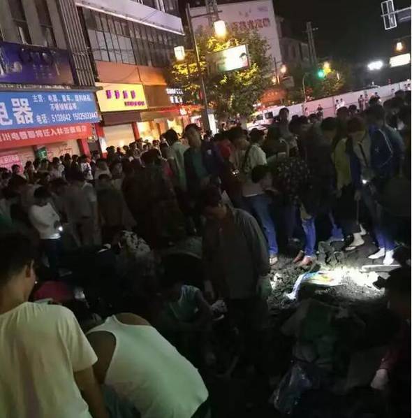 双腿张开被5个男人调教电影