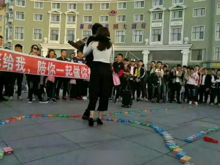 女主把尿口扒开让男主钻进去