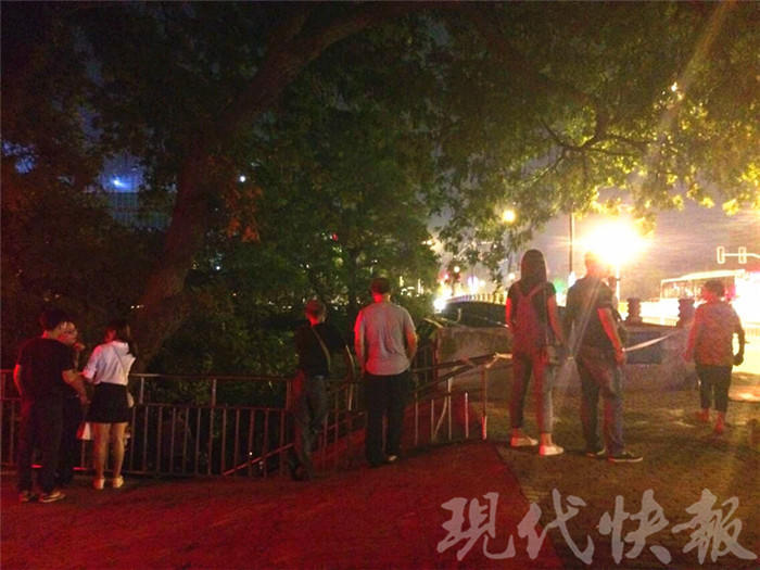 女仆扒开 让客人添