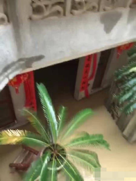 美女露出奶头扒开尿口