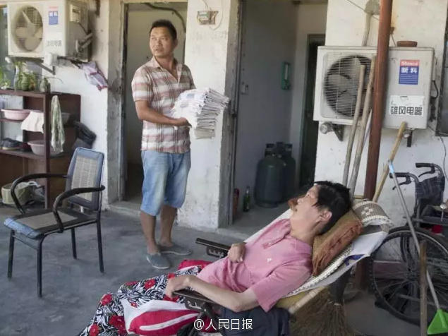 两个女生相嗟嗟嗟视频