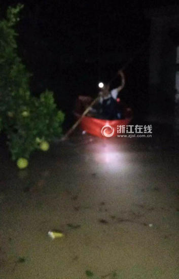 我和小 在厨房做爰