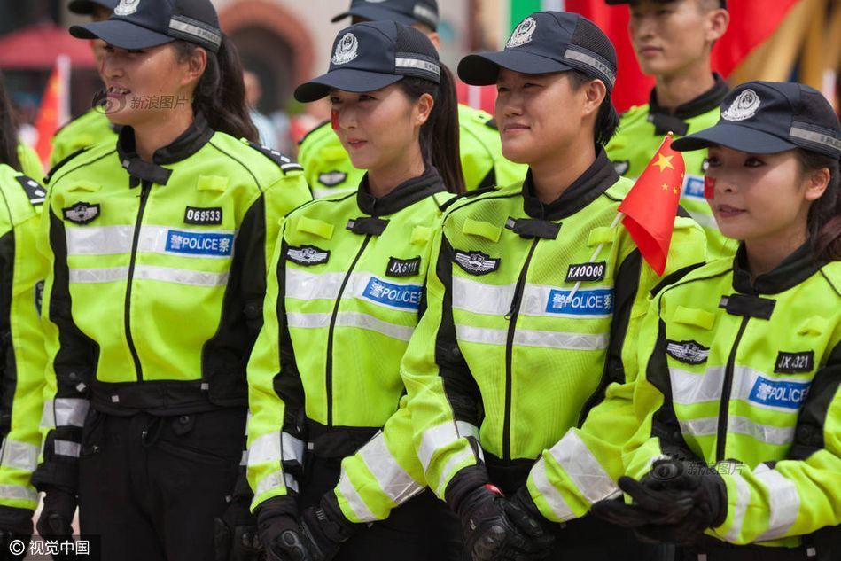 深圳交警铁骑队首批女铁骑正式亮相