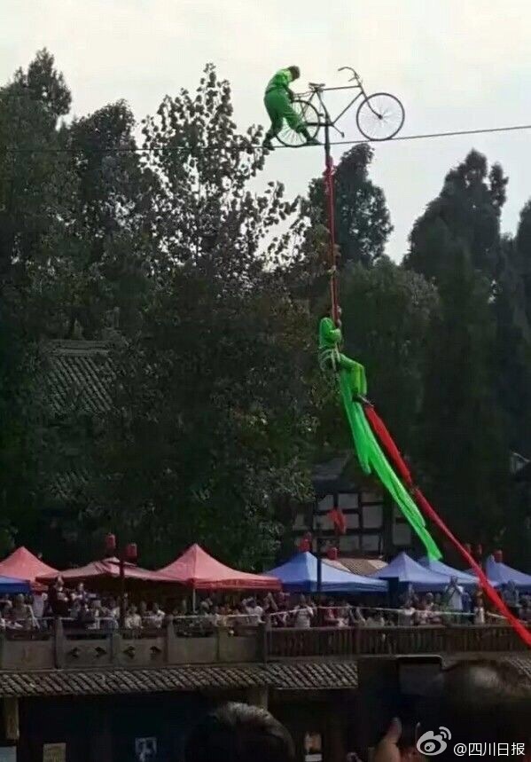 男生女生一起相嗟嗟嗟轮滑鞋
