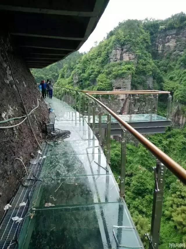 浙江最长玻璃栈道刚开放就被游客挤爆