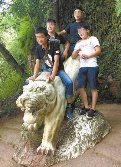 打屁股男同
