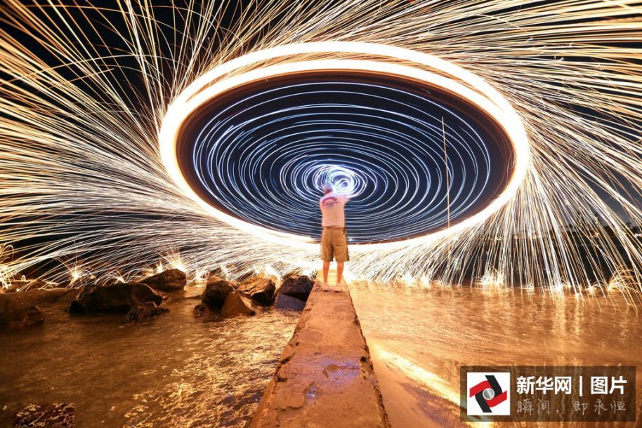 4个黑人玩一个中国女明星