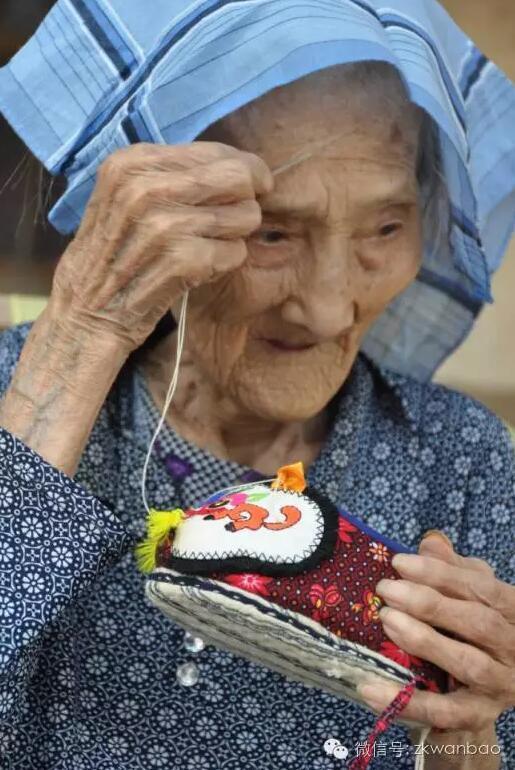 女仆 打屁股 和 鞭打