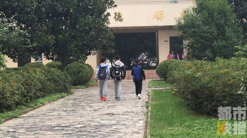 美女扒开胸罩秘 露出奶头亲
