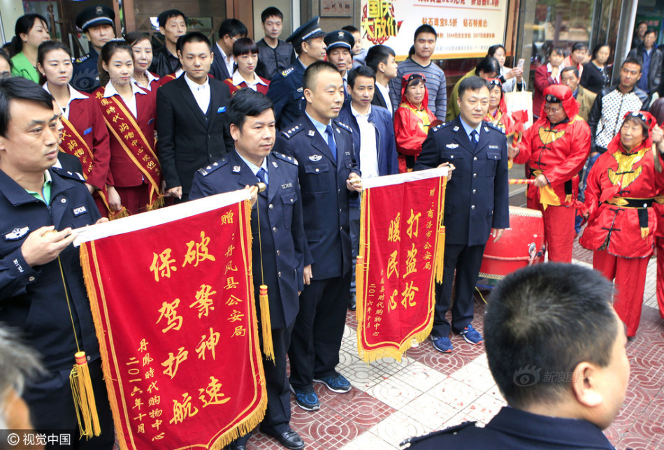 偷拍女厕所女人尿尿