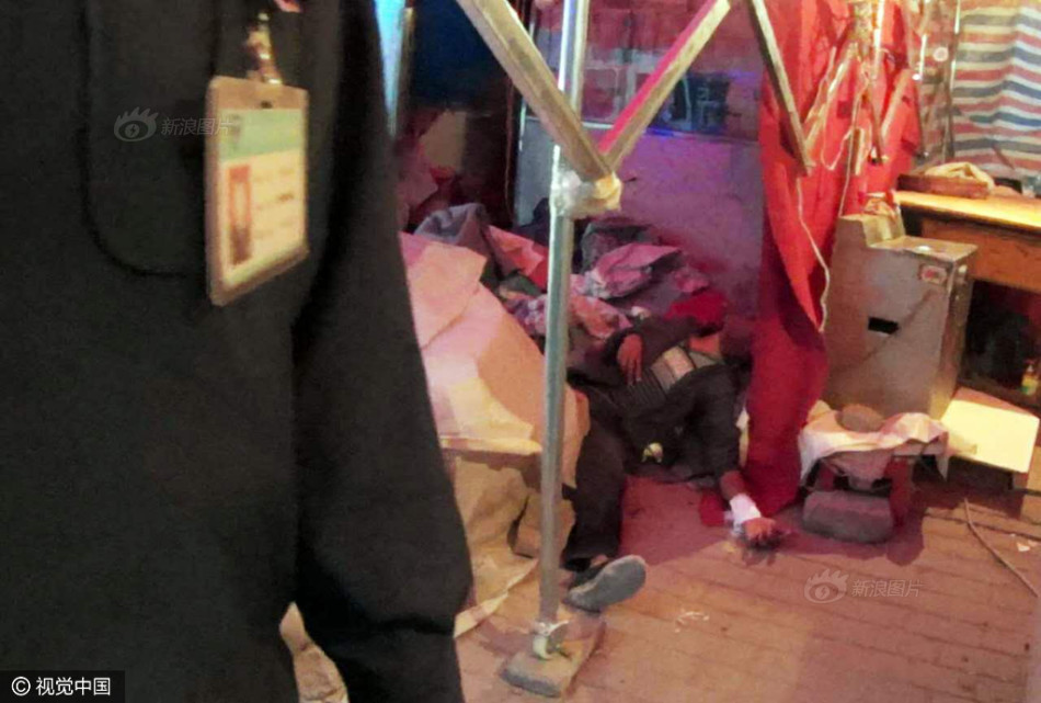4个男人添一个女人添一