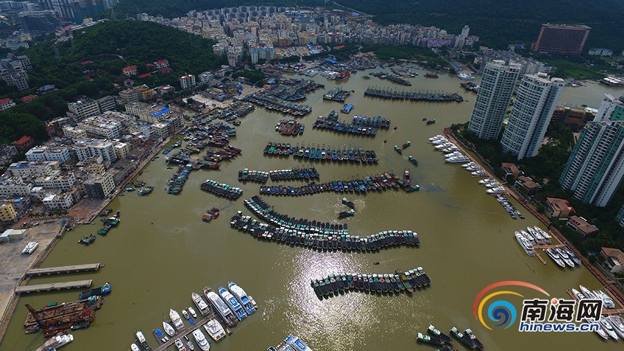 他扒开我内裤强吻尿口吃乳液