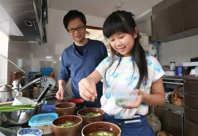 爸爸帮儿子打飞机