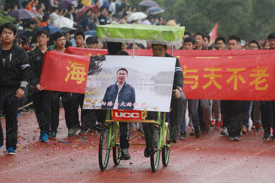 游泳教练在水里含我奶