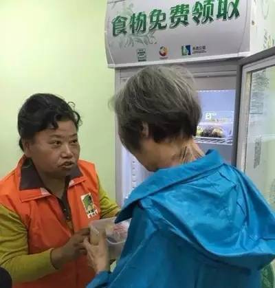 厨房掀开馊了裙子挺进去