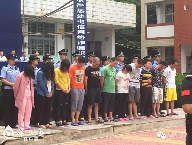 男人的 伸到 屁股