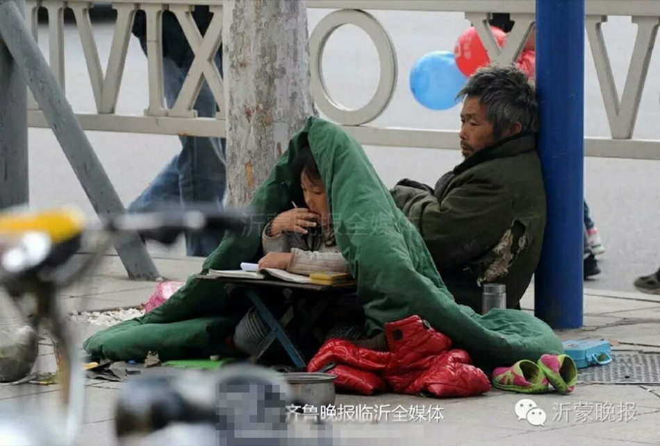 女仆扒开腿秘 让黄鳝钻