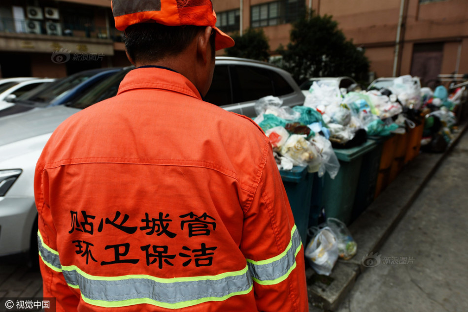 变成隐身人在学校做像素游戏
