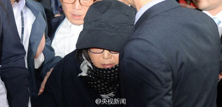粗壮军人JI大巴进入