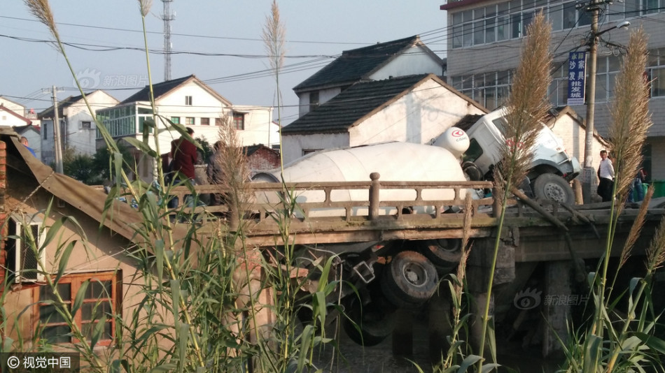 三级全裸黄色片播放