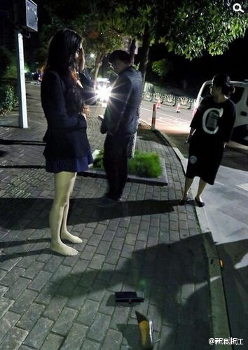 护士脱了精光让人摸秘 喂奶