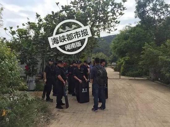 局长在车里含我奶头好爽视频