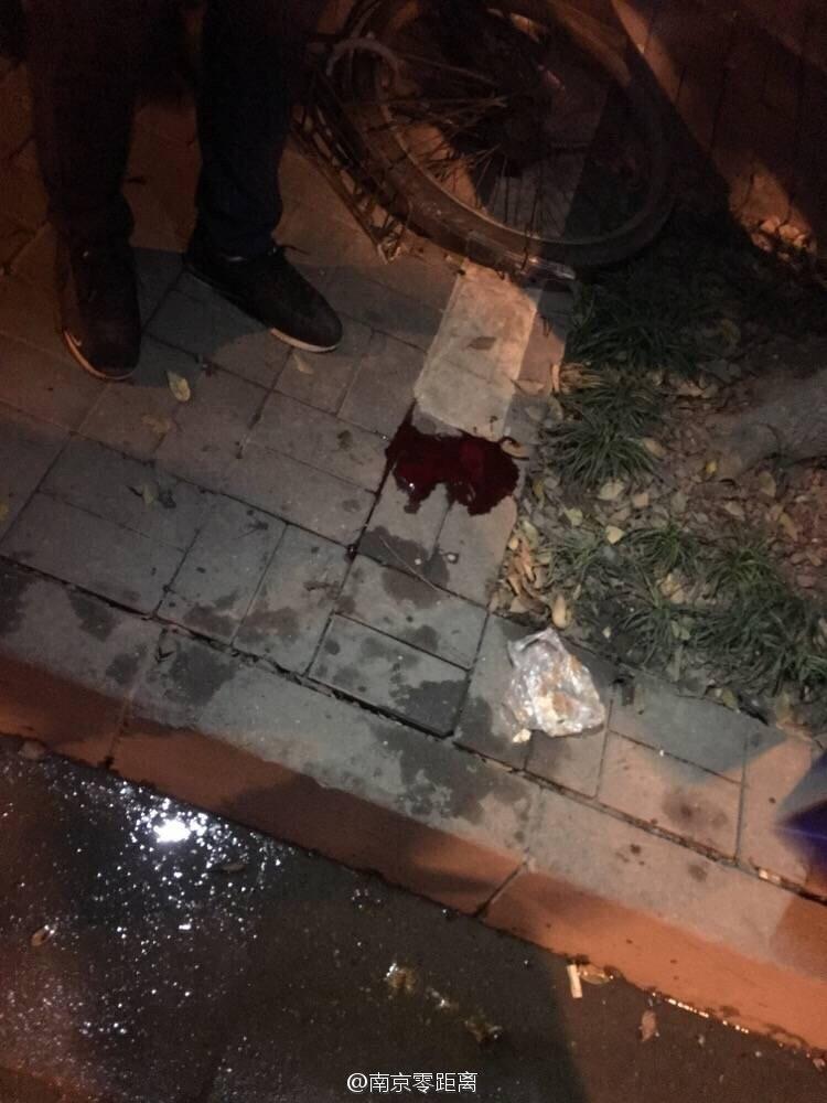 表妺洗澡让我进去摸她奶
