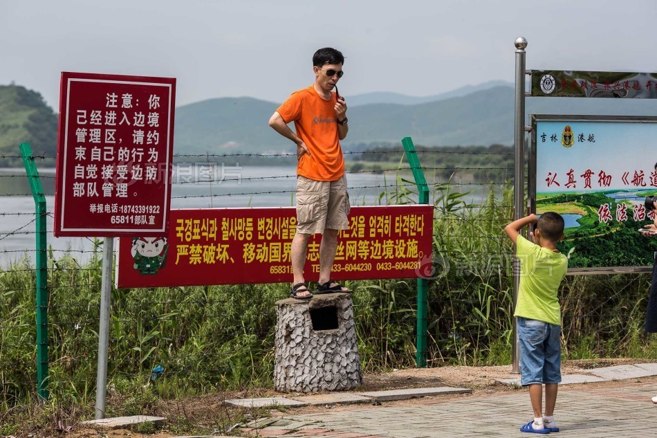 两男一女一床一添一摸