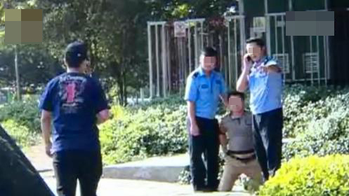 男子随手拍交警违章 被当场摔跪在马路中两次(图)